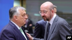 Lesz-e, ha csak ideiglenesen is, Michel–Orbán-helycsere? Az Európai Tanács elnöke és a magyar miniszterelnök a tavaly márciusi csúcson. Fotó: AP / Olivier Matthys