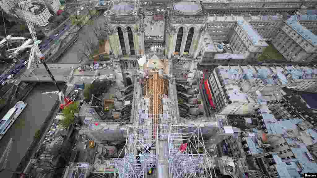 Katedralja Notre Dame de Paris e fotografuar nga lart.