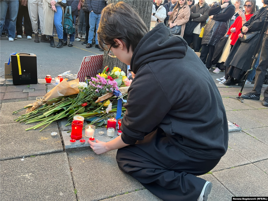 Copil din Belgrad, la memorialul improvizat în memoria lui Alexei Navalnîi.&nbsp;