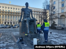 Statuia lui Iuliu Maniu din Piata Revoluției a fost curățată de desenele obscene de către angajații primăriei.
