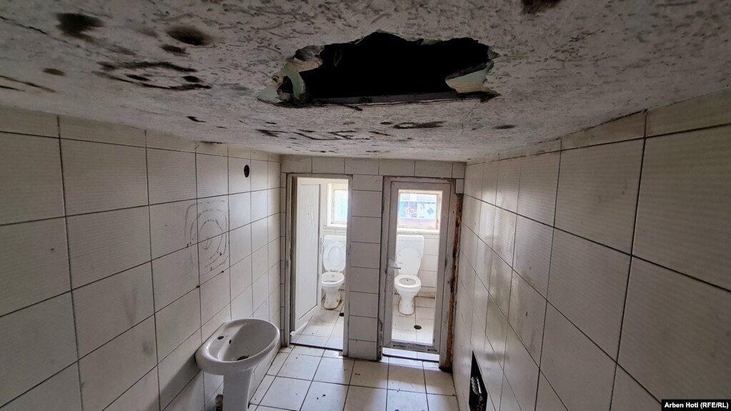 Dëmtime në tavanin e një prej tualeteve që përdoren nga gjimnazistët në Ferizaj.&nbsp;