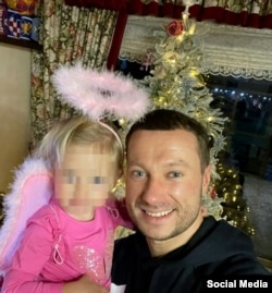 Кириленко з дочкою в будинку тестя
