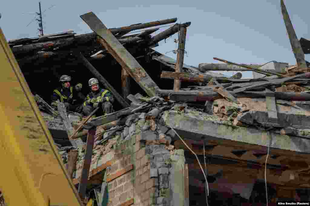 Lokalni zvaničnici su saopštili da veruju da su četiri osobe pod ruševinama dok spasioci tragaju za preživelima.
