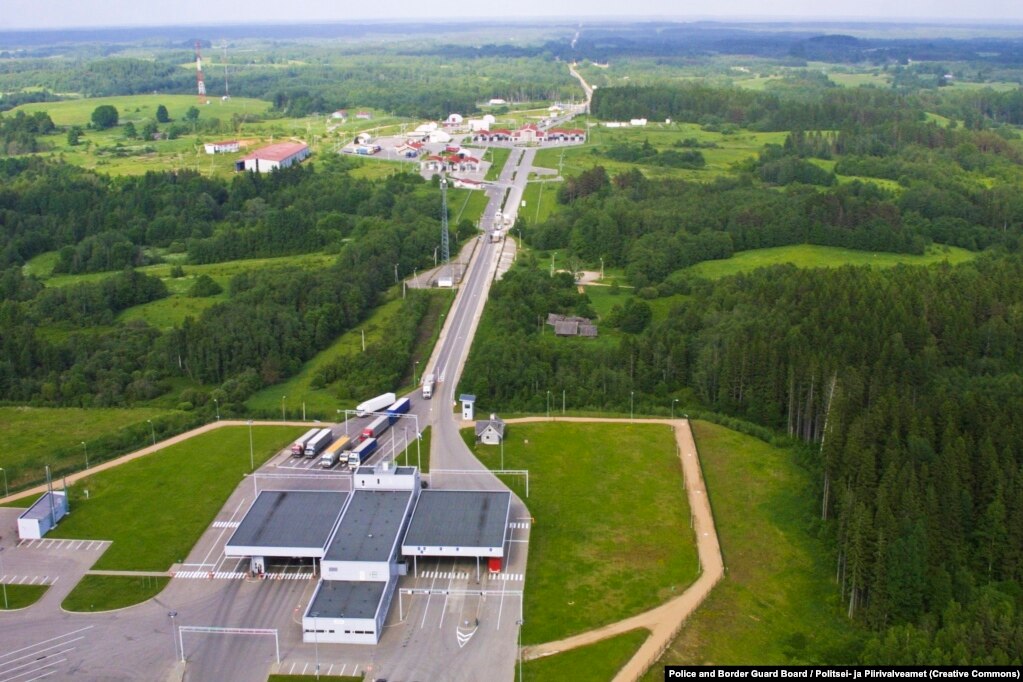Një fotografi nga arkivi që tregon pikën e kalimit kufitar Luhamaa midis Estonisë dhe Rusisë. Një kilometër zonë neutral shtrihet midis dy pikave kufitare.