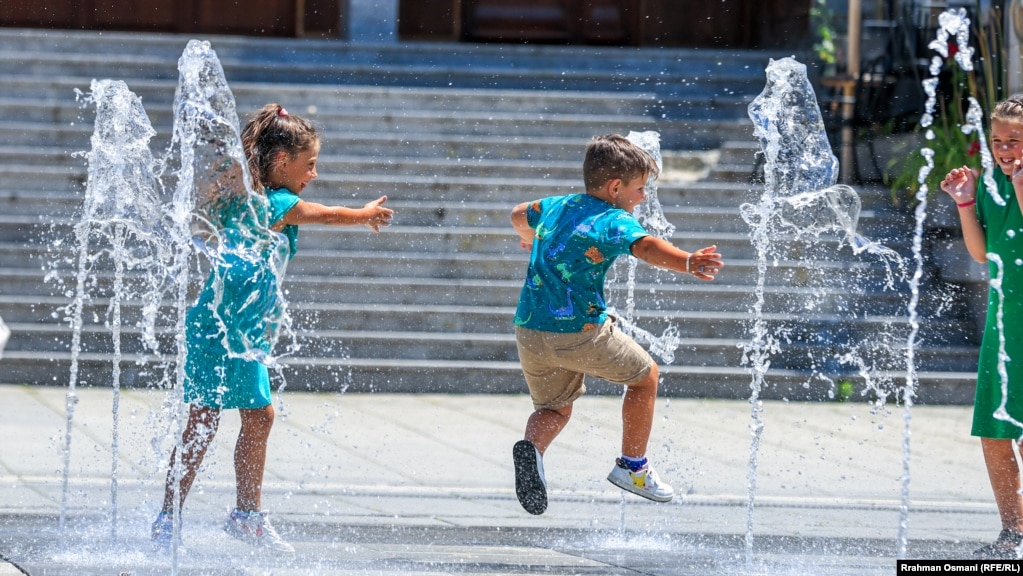 Fëmijët duke e mundur nxehtësinë e madhe në njërin nga shatërvanët e kryeqytetit. 18 korrik 2023.