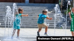 Fëmijët duke u freskuar në sheshin e Prishtinës. Fotografi ilustruese nga arkivi.