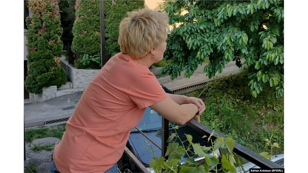 Elena, o mamă care și-a crescut singură fata, a avut mereu greutăți cu banii deși a muncit și câte 16 ore pe zi.