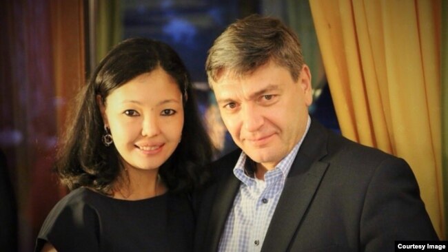 Saltanat Sakembajeva (levo) i zamenik ruskog ministra inostranih poslova Andrej Rudenko poziraju zajedno na fotografiji, nepoznat datum