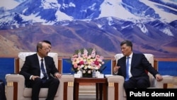 В ходе своего двухдневного визита в Китай премьер-министр Абдулла Арипов встретился с секретарем парткома КПК Синьцзян-Уйгурского автономного района КНР Ма Синжуем. О крупных сделках с момента визита не сообщалось. Кашгар, Китай, 1 марта 2024 года.