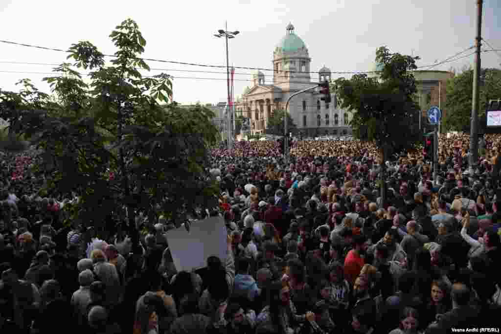 Među zahtevima demonstranata su ostavka ministra policije Bratislava Gašića i direktora Bezbednosno informativne agencije Aleksandra Vulina.