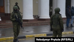 Вооруженные люди в камуфляже (как стало известно впоследствии - российские военные) блокируют Международный аэропорт «Симферополь», 28 февраля 2014 г.