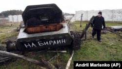 Oštećeno oklopno vozilo ruskih snaga u ukrajinskoj Harkivskoj oblasti. Na vozilu je napisano "na Berlin", mart 2023. 