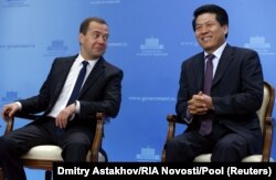 Тодішній прем’єр-міністр Росії Дмитро Медведєв і посол Китаю у РФ Лі Хуей. Москва, 29 червня 2015 року
