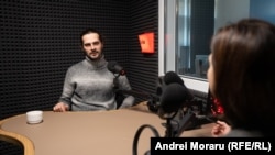 Regizorul Roman Malai, de vorbă cu autoarea podcastului „Laboratorul social”, Victoria Coroban, în studioul Europei Libere