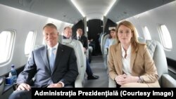Președintele Klaus Iohannis și președinta Parlamentului European, Roberta Metsola, în drum spre Chișinău, unde are loc summitul liderilor Europei.