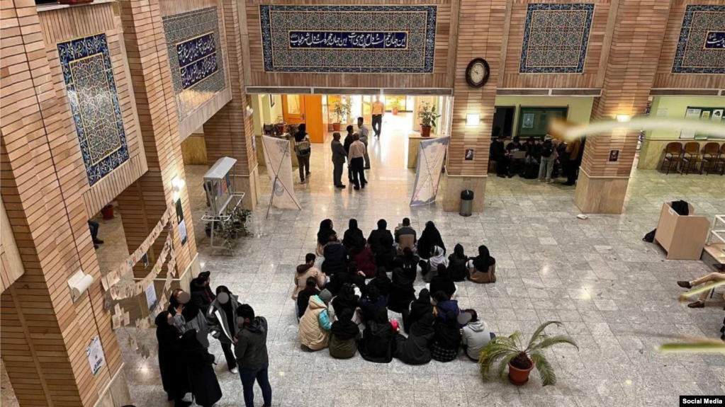 دانشجویان روانشناسی دانشگاه بهشتی اعلام کرده‌اند به‌دلیل به خطر افتادن «بدیهی‌ترین حقوق» دانشجویان از جمله «حق امنیت»‌ دست به اعتصاب زده‌اند