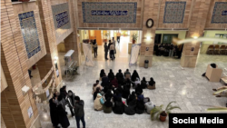 دانشجویان روانشناسی دانشگاه بهشتی اعلام کرده‌اند به‌دلیل به خطر افتادن «بدیهی‌ترین حقوق» دانشجویان از جمله «حق امنیت»‌ دست به اعتصاب زده‌اند