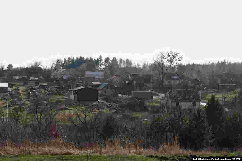 Fotografia e parë: Shtëpi të shkatërruara në Kuhari, fshat në veriperëndim të rajonit të Kievit, pak pas rimarrjes së tij nga duart e forcave ruse, në marsin e 2022-tës. Fotografia e dytë: Pamja e fshatit të njëjtë, në marsin e 2024-tës, thekson ritmin shpesh të ngadaltë të rindërtimit jashtë qendrave urbane të Ukrainës.