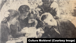 Absolvenții școlii pedagogice se pregătesc de examene. „Cultura Moldovei”, 4 iunie 1964. 