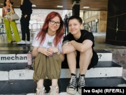 Milena Petrović i Mina Fogl nakon polaganja prijemnih ispita na Filozofskom fakultetu u Beogradu.