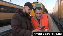 Кореспондент Радіо Свобода Сергій Стеценко показує відео та фото, які були відзняті українцями під час поїздок потягами RegioJet представнику компанії