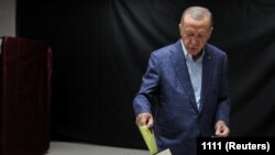 Recep Tayyip Erdoğan elnök leadja a szavazatát 2023. május 14-én Isztambulban