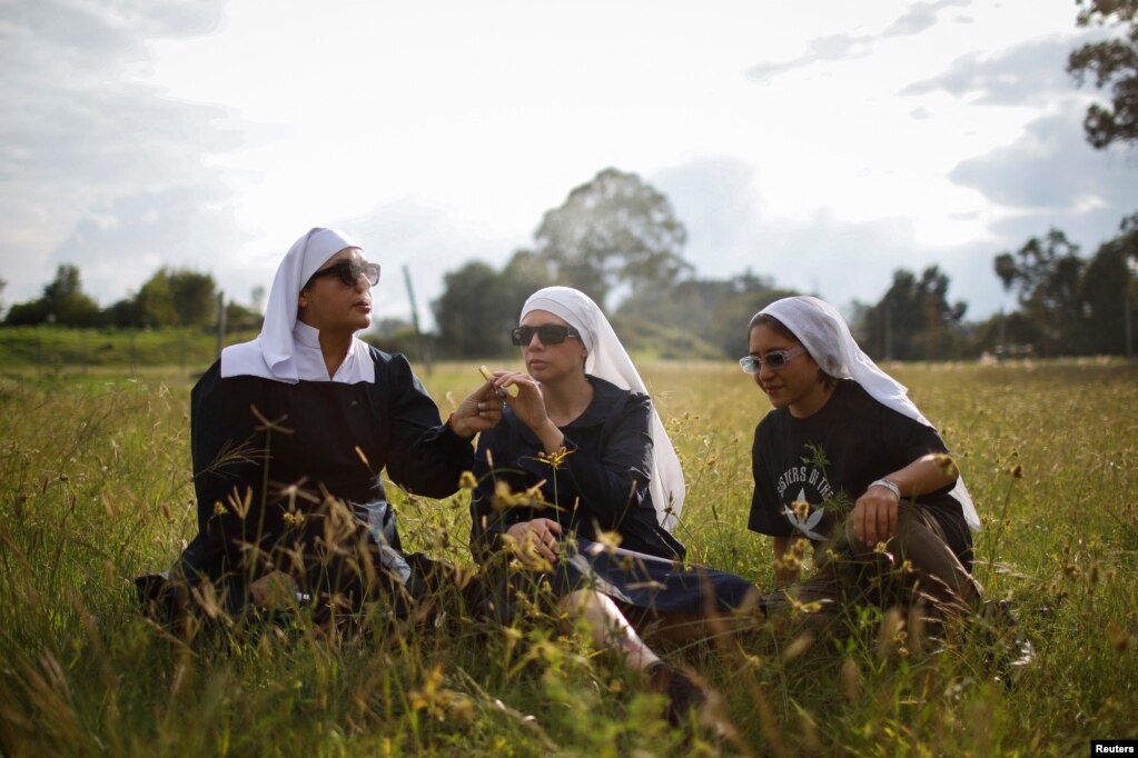 Tri gratë që në internet përdorin emrat &quot;Motra Kika&quot;, &quot;Motra Bernardet&quot; dhe &quot;Motra Yeri&quot; shihen teksa tymosin në fermën e Motrave të Luginës, në periferi të një fshati në Meksikën qendrore, më 2 shtator 2023.