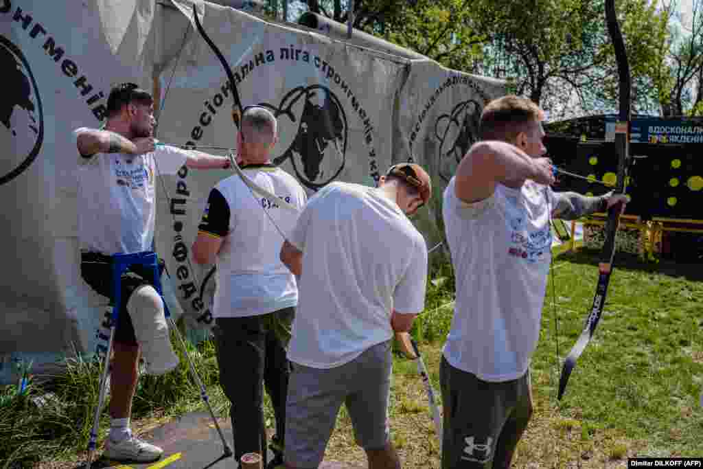 A háborúban súlyosan megsérült katonák többek között a sport segítségével próbálják újjáépíteni az életüket.&nbsp;Május 14-én Kijevben&nbsp;az ukrán katonai veteránok parasportnapon vettek részt, ahol íjászversenyt is tartottak