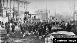 Вступление японских войск в Николаевск-на-Амуре в 1918 году. В эллипсе внизу — майор Исикава в конной коляске