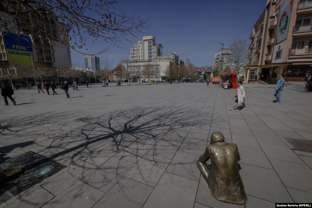 Një skulpturë tjetër që ngjalli shumë debat është ajo e Faik Rexhepit, i cili në protestat e vitit 1999 u ul këmbëkryq pak metra larg hotelit Grand në Prishtinë.