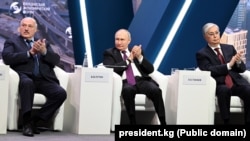 Беларустун лидери Евгений Лукашенко, Орусиянын президенти Владимир Путин, Казакстандын президенти Касым-Жомарт Токаев 