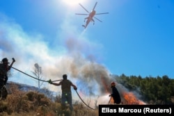 Vatrogasci i helikopter sa vodom pokušavaju da ugase vatru u Keratei, 30.6. 2024.