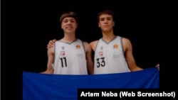 17-річний баскетболіст юнацьких збірних України Володимир Єрмаков (праворуч) загинув одразу, а його друг Артем Козаченко (ліворуч) перебував у реанімації