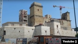 Szakértők szerint a valóságban sosem létező épületrészeket öntöttek ki vasbetonból, és fantáziaelemek is bőven akadnak a várban