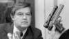 Голова комітету з розвідки Сенату США Френк Черч демонструє пістолет з отруйними дротиками. 17 вересня 1975 року