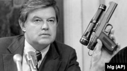 Голова комітету з розвідки Сенату США Френк Черч демонструє пістолет з отруйними дротиками. 17 вересня 1975 року