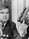 Predsjedavajući Obavještajnog odbora Senata SAD Frank Church, pokazuje pištolj s otrovnom strelicom 17. septembra 1975. tokom istrage Centralne obavještajne agencije na saslušanju u Vašingtonu.agencije.