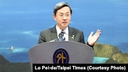 Ministrul adjunct de externe, Roy Chun Lee, participă la o conferință de presă în februarie, la Taipei.