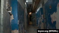 Коридор та двері камер у підвалі Херсонського управління поліції, де окупанти утримували та катували українців