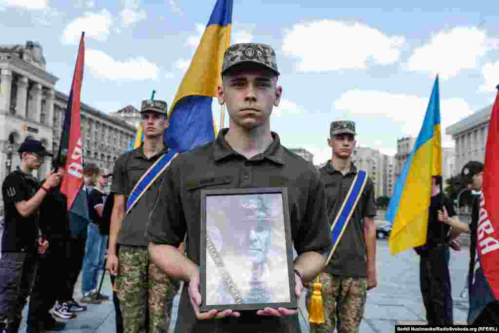 До повномасштабного вторгнення Росії в Україну Пітер Фуше жив у Лондоні. Там він працював теслярем, а до цього &ndash; поліцейським. У березні 2022 року британець приїхав в Україну, був волонтером, займався евакуацією цивільних із зони бойових дій