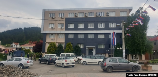 Pjesëtarë të Policisë së Kosovës shihen pranë ndërtesës së Komunës së Leposaviqit.