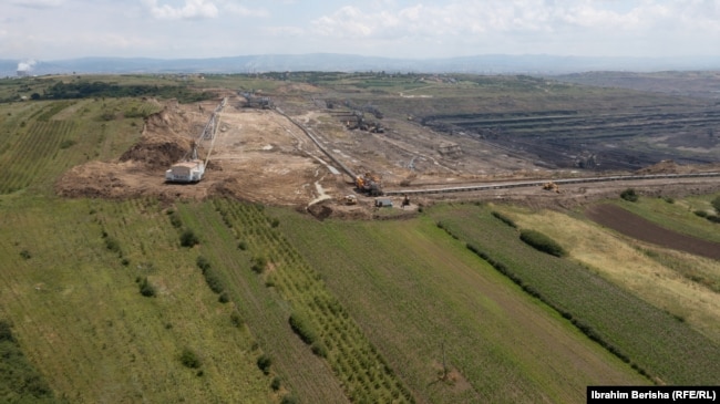 Mihja e qymyrit ngjitur me tokat bujqësore në Shipitullë.
