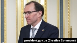 На думку топдипломата Норвегії, «справжнє посередництво» може на себе взяти «хтось у позиції, де може бачити себе між цими двома країнами»