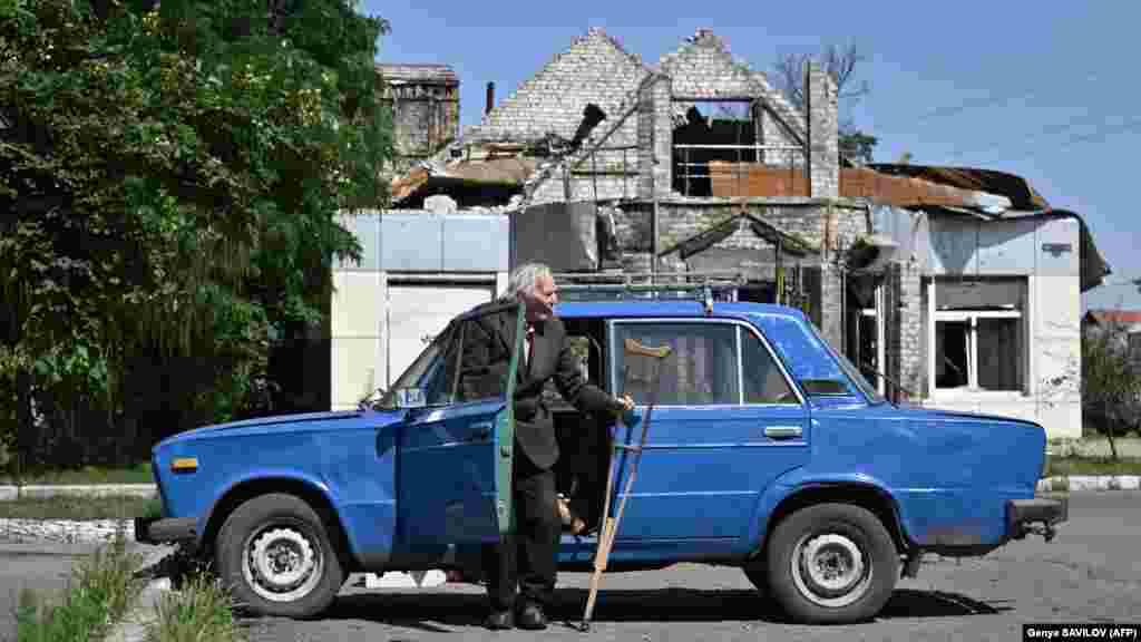 Egy idős férfi, egyike annak a pár száz embernek, aki a városban maradt. Limant ismét a megszállás veszélye fenyegeti, mivel Moszkva múlt héten azt állította, hogy másfél kilométerrel közelebb nyomult a városhoz