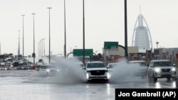 Poplave u Dubaiju posle najvećih zabeleženih kiša