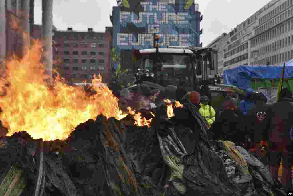 Demonstranti pale vatru tokom demonstracija poljoprivrednika u kvartu gdje je sjedište evropskih institucija, pred sastanak ministara poljoprivrede EU u Briselu, u ponedeljak, 26. februara 2024.