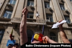 „Stegarul dac”, alias Cezar Cătălin Avrămuță, o prezență exotică a protestelor.