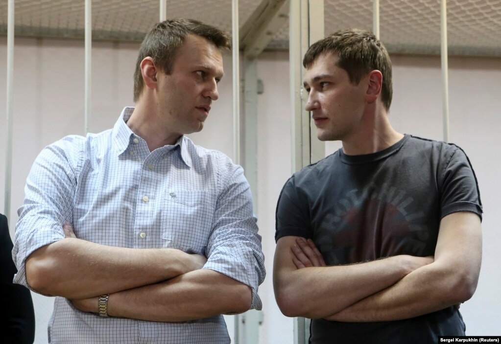 Navalny e suo fratello e co-imputato, Oleg, partecipano a un'udienza in tribunale a Mosca il 30 dicembre 2014, in un caso separato per appropriazione indebita.  Il tribunale ha stabilito che Navalny ricevesse una pena sospesa, ma ha incarcerato Oleg per 3 anni e mezzo. 