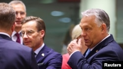Švedski premijer Ulf Kristersson (lijevo) i mađarski premijer Viktor Orban na samitu lidera Evropske unije u Briselu, Belgija, 29. juna 2023.