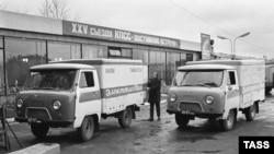 Prototipet e furgonit elektrik transportues në Moskë në prill të vitit 1975.